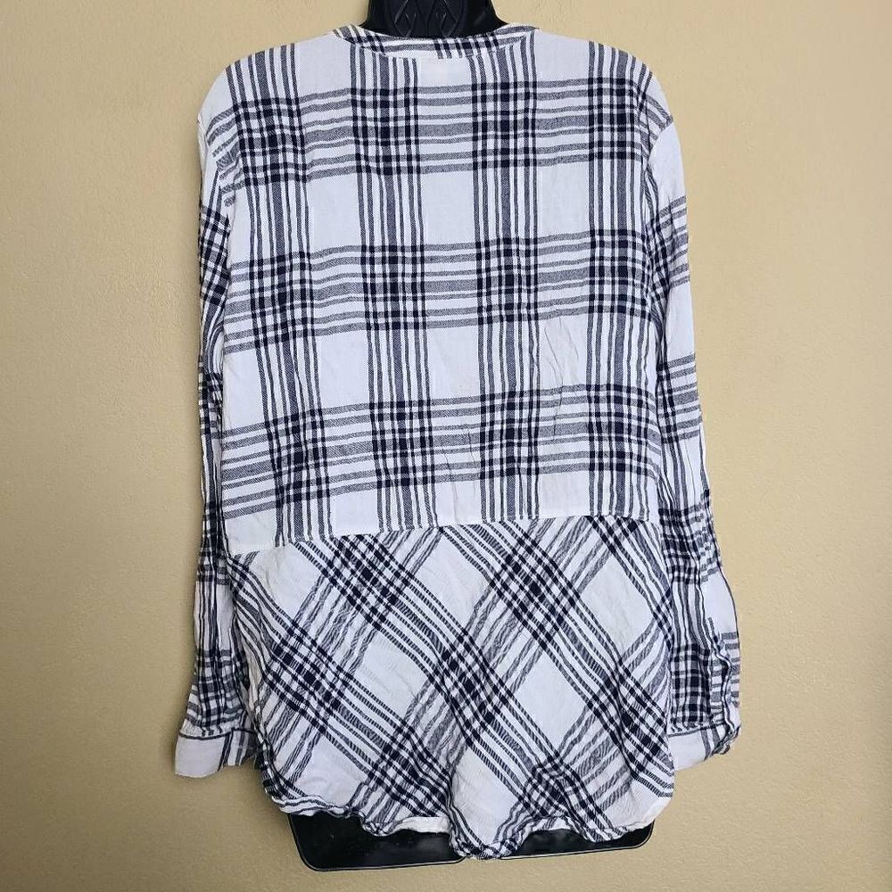 Simply Styled Plaid Top   - Picture 5 of 7